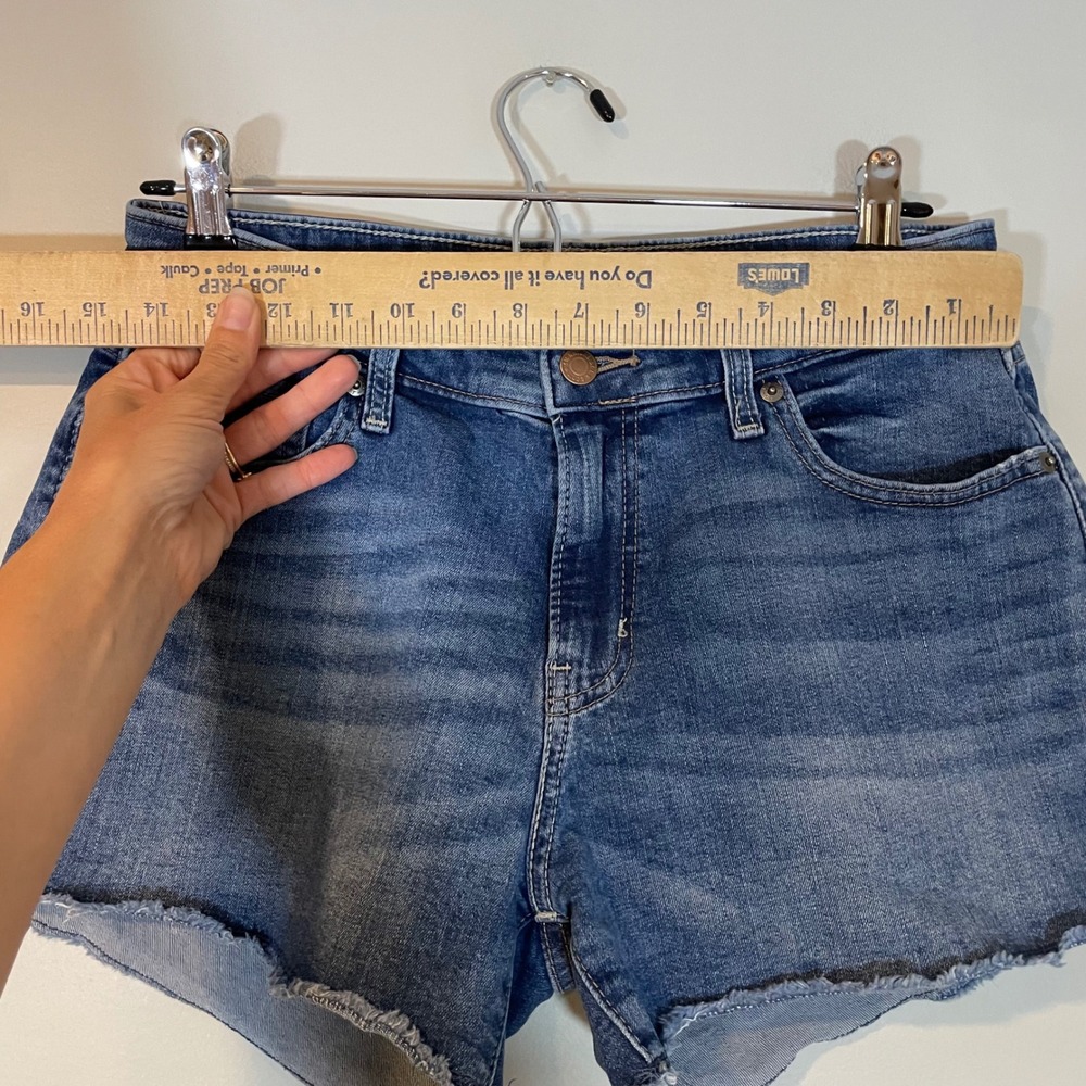 Signature Levi Strauss Women High Rise Denim Shorts Medium Wash Raw Hem 2 W26 - Picture 3 of 8